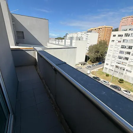 De Quarto, Em Compartilhado! Metro à Porta
